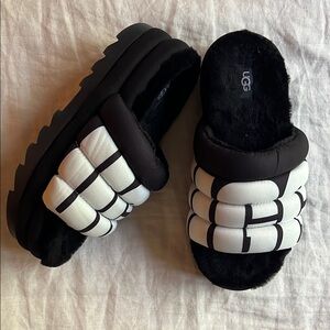 UGG Maxi Logo Slides Platform Sandals/Slippers